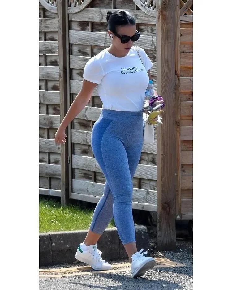 Wearing yoga pants is too showy. Do you dare to wear yoga pants alone